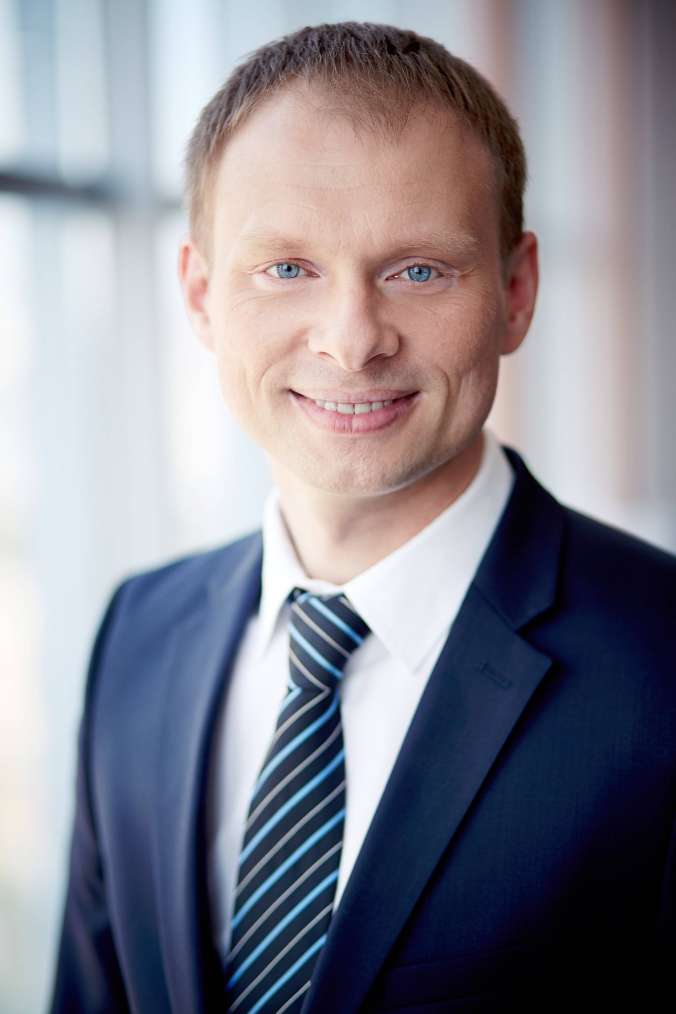 close-up-businessman-with-tie-min